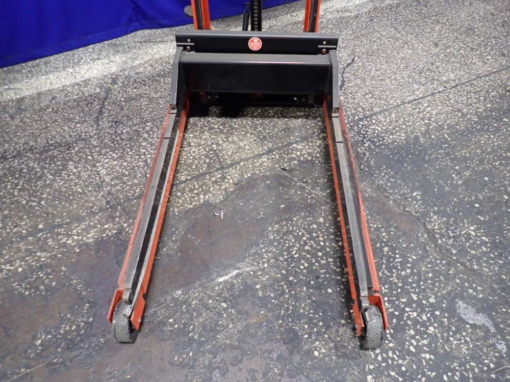 Presto Lifts 1000 Lbs Manual Stacker - M452