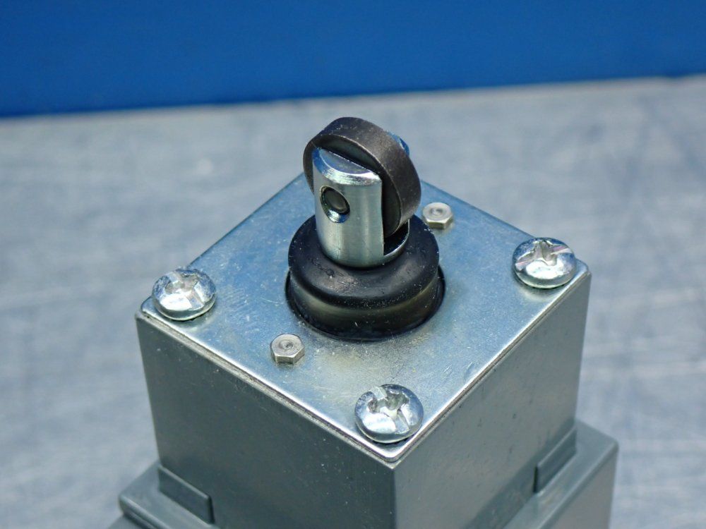 Allen Bradley Plug-in Oiltight Limit Switch - 802t-dtpd