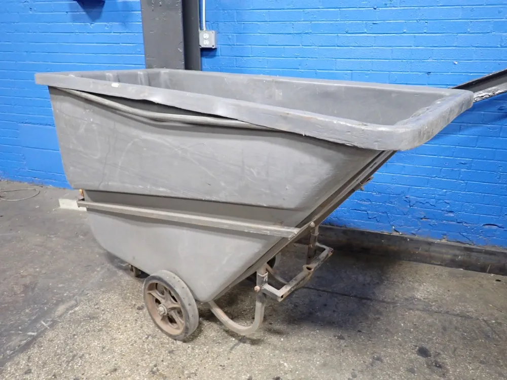 Rubbermaid 1 Cu Yd / 750 Lbs Plastic Tilt Cart