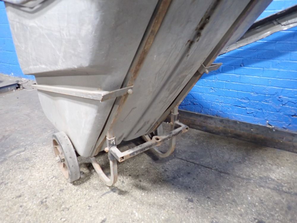 Rubbermaid 1 Cu Yd / 750 Lbs Plastic Tilt Cart