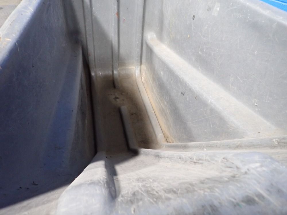 Rubbermaid 1 Cu Yd / 750 Lbs Plastic Tilt Cart