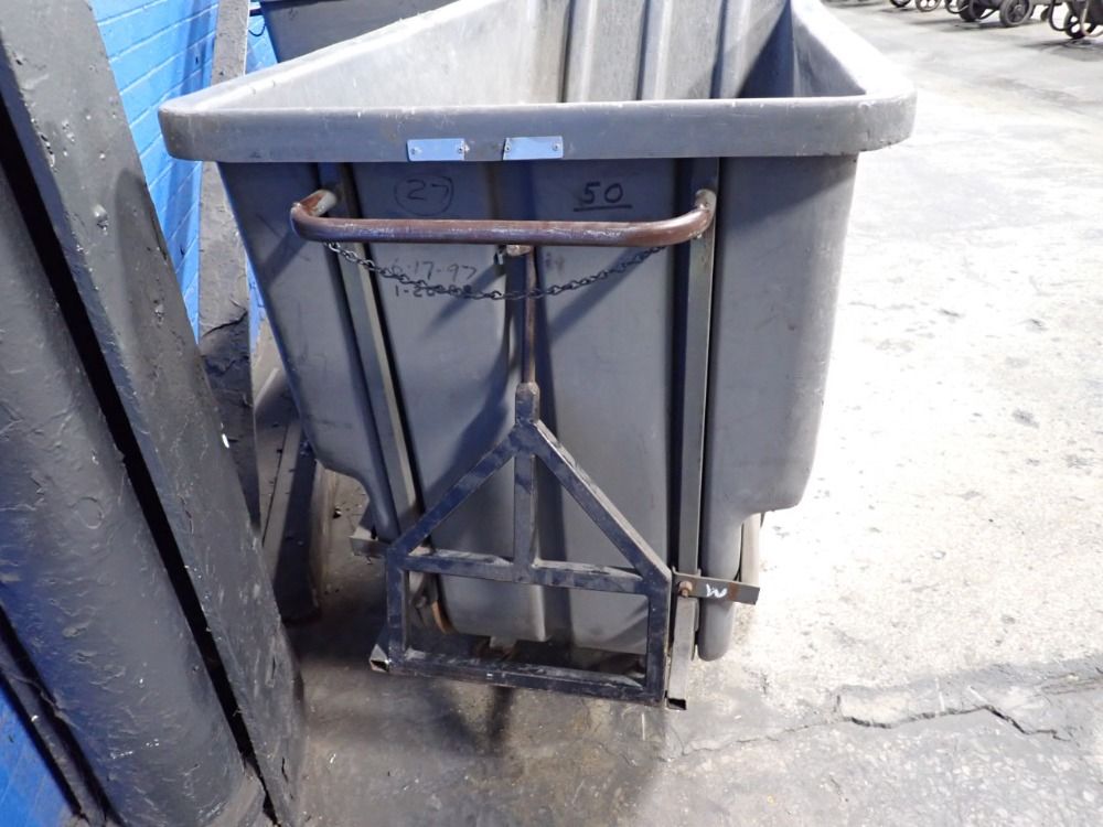 Rubbermaid 1 Cu Yd / 750 Lbs Plastic Tilt Cart