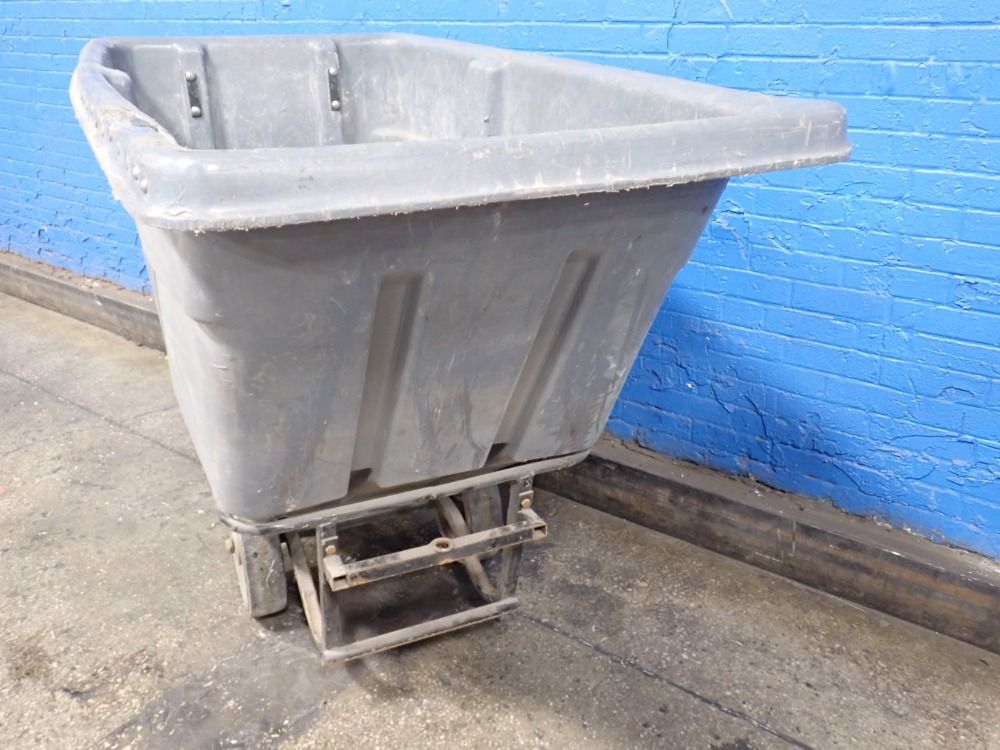 Rubbermaid 1 Cu Yd / 750 Lbs Plastic Tilt Cart