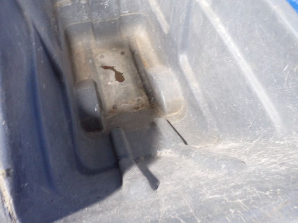 Rubbermaid 1 Cu Yd / 750 Lbs Plastic Tilt Cart