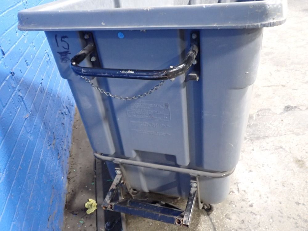 Rubbermaid 1 Cu Yd / 750 Lbs Plastic Tilt Cart