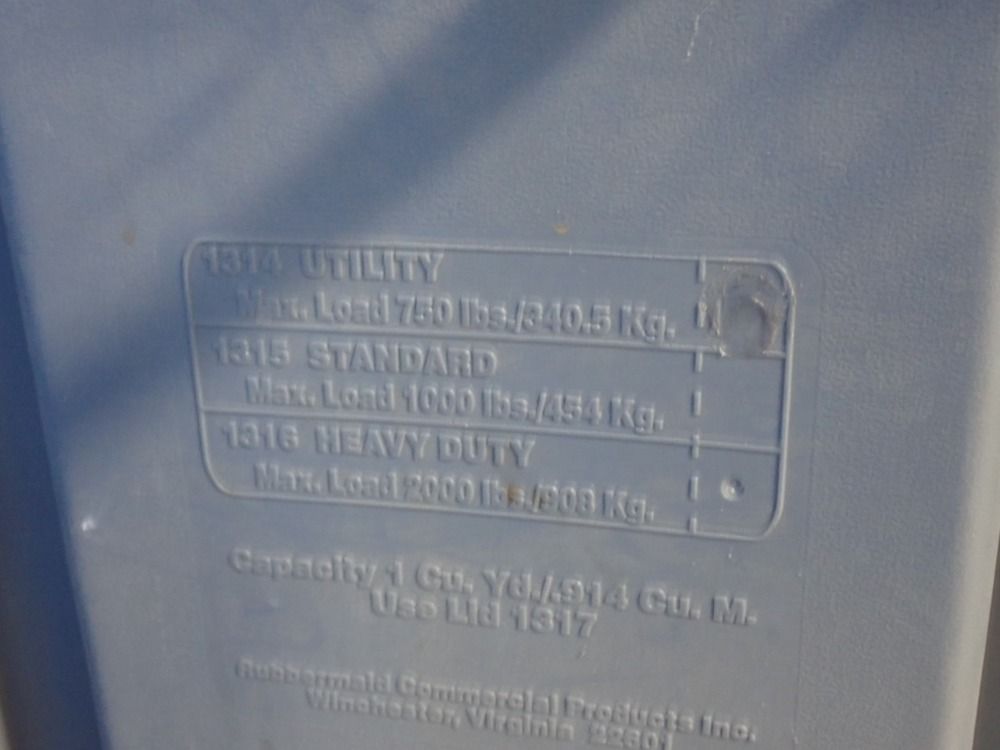 Rubbermaid 1 Cu Yd / 750 Lbs Plastic Tilt Cart