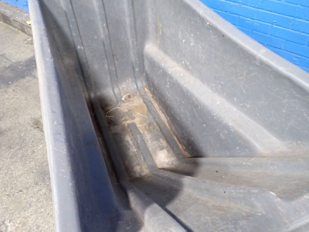 Rubbermaid 1 Cu Yd / 750 Lbs Plastic Tilt Cart