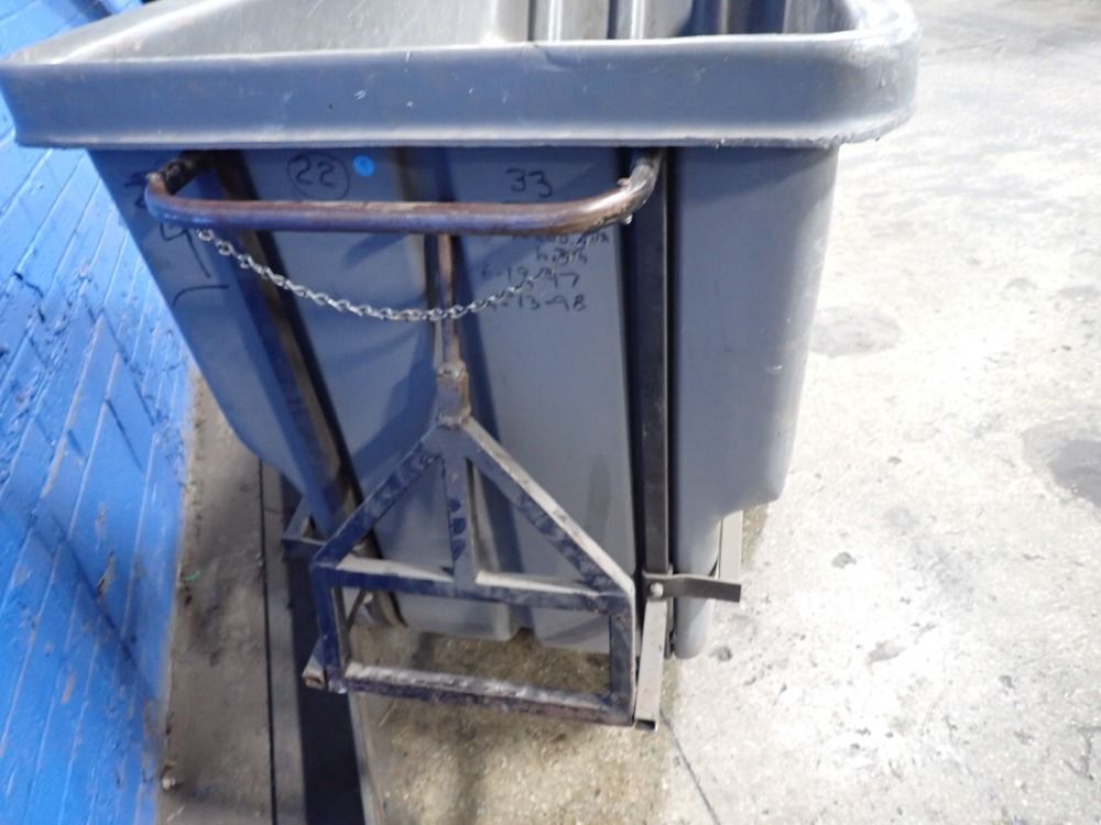 Rubbermaid 1 Cu Yd / 750 Lbs Plastic Tilt Cart