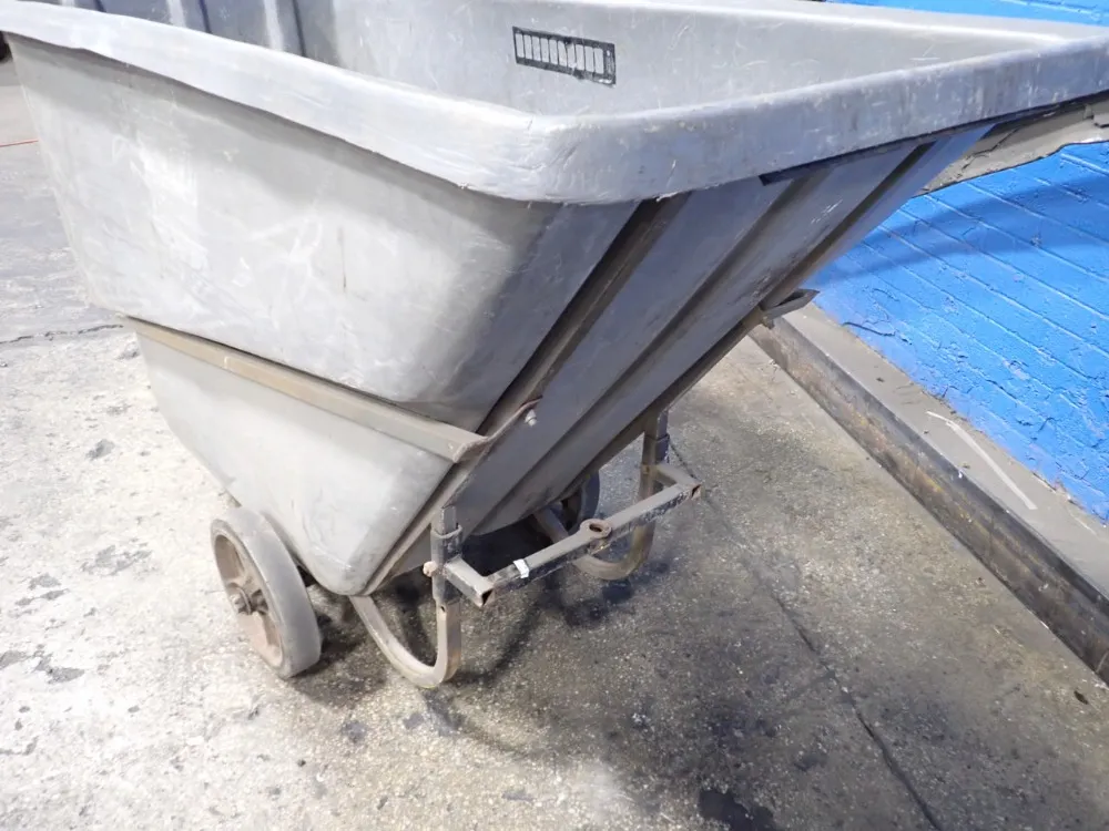Rubbermaid 1 Cu Yd / 750 Lbs Plastic Tilt Cart