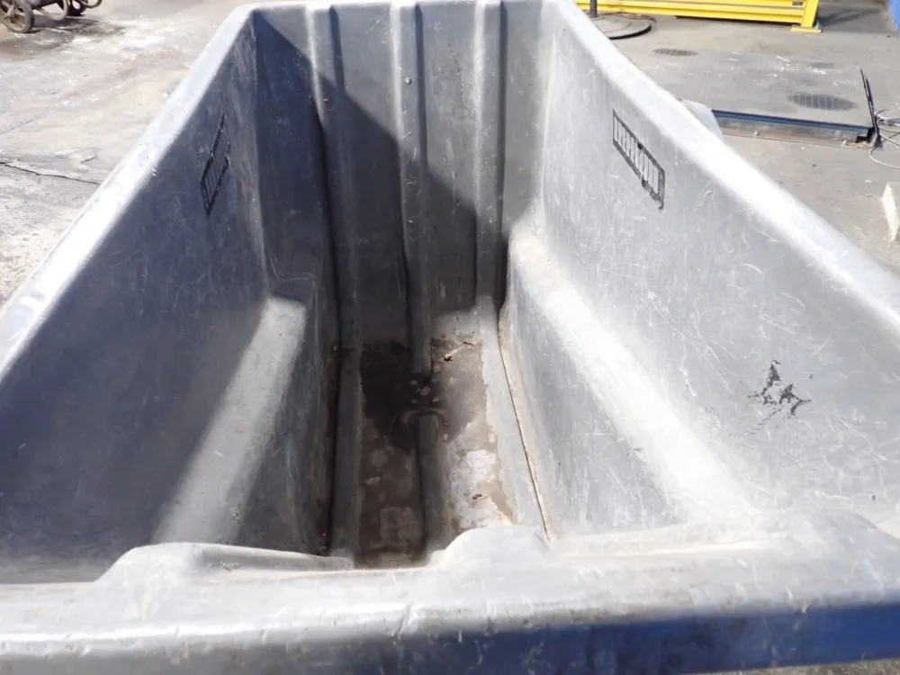 Rubbermaid 1 Cu Yd / 750 Lbs Plastic Tilt Cart