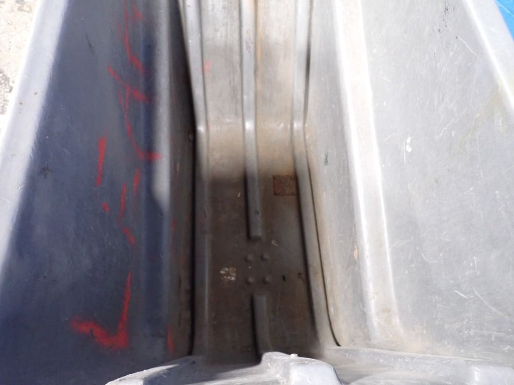 Rubbermaid 1 Cu Yd / 750 Lbs Plastic Tilt Cart