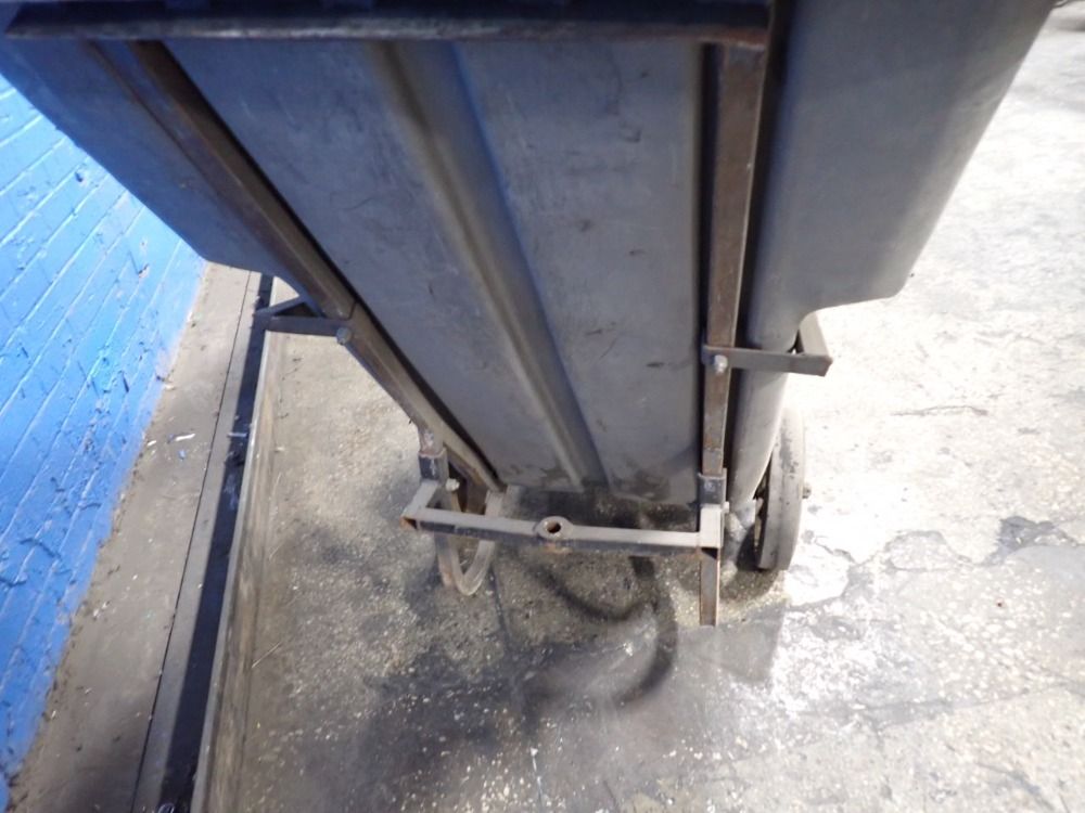 Rubbermaid 1 Cu Yd / 750 Lbs Plastic Tilt Cart