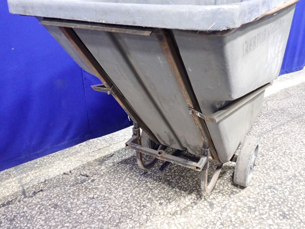 Rubbermaid 1 Cu Yd / 750 Lbs Plastic Tilt Cart