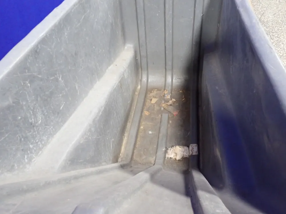 Rubbermaid 1 Cu Yd / 750 Lbs Plastic Tilt Cart