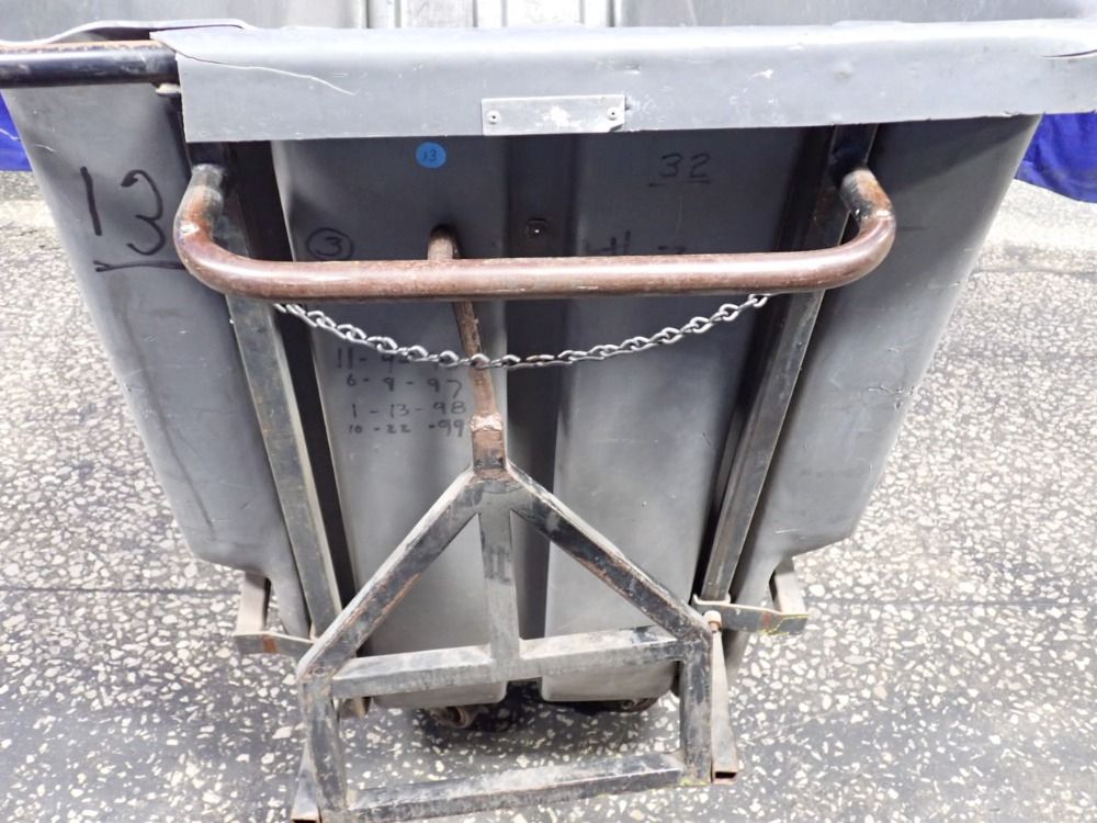 Rubbermaid 1 Cu Yd / 750 Lbs Plastic Tilt Cart