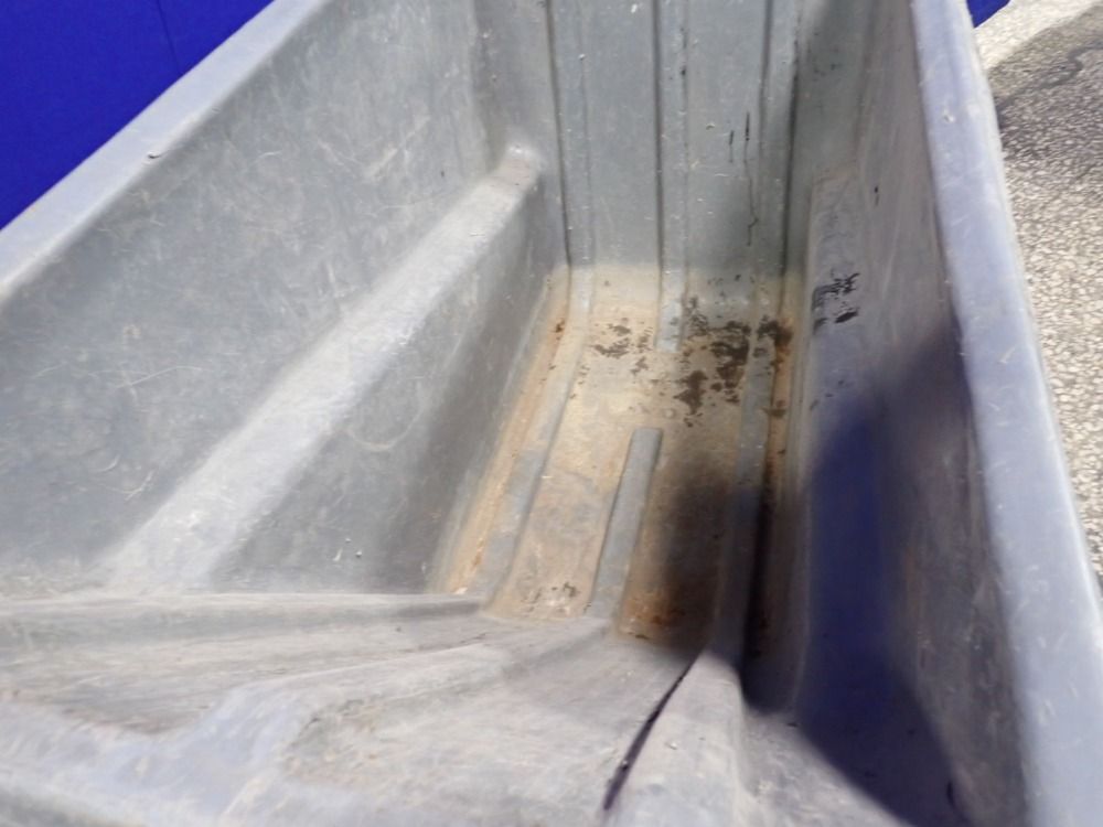 Rubbermaid 1 Cu Yd / 750 Lbs Plastic Tilt Cart