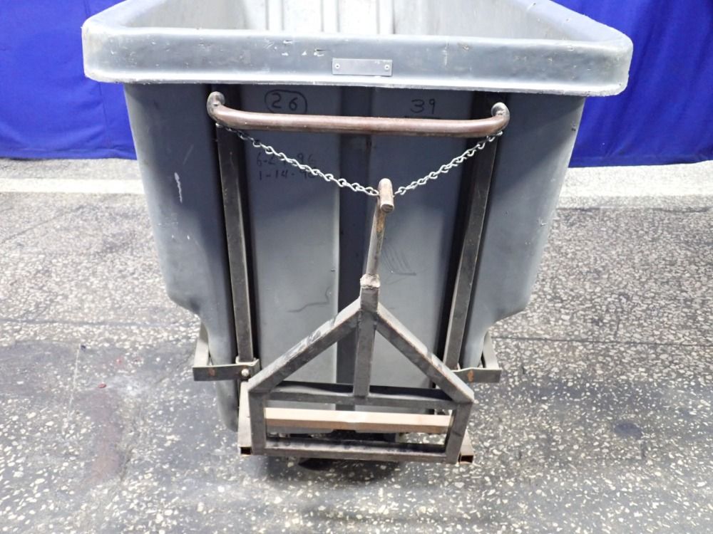 Rubbermaid 1 Cu Yd / 750 Lbs Plastic Tilt Cart