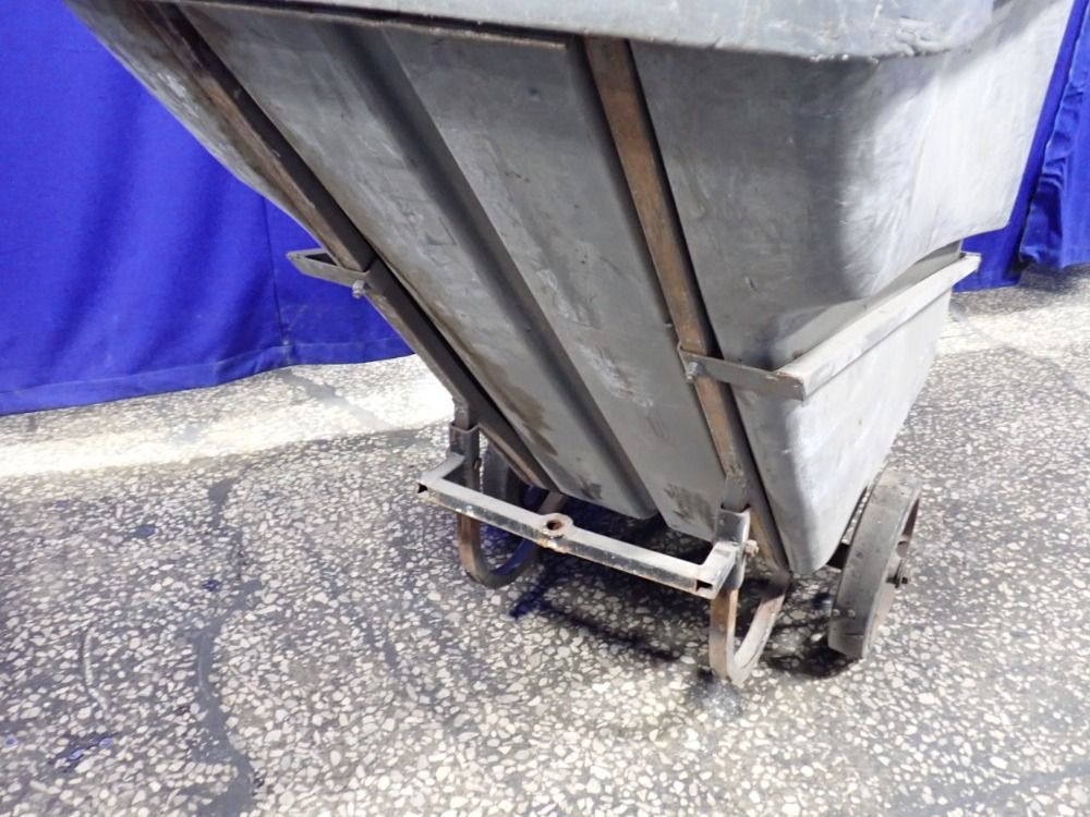 Rubbermaid 1 Cu Yd / 750 Lbs Plastic Tilt Cart