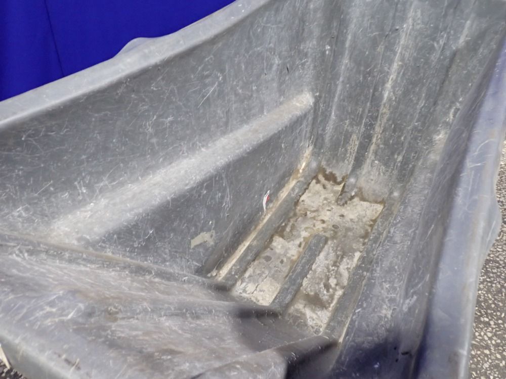 Rubbermaid 1 Cu Yd / 750 Lbs Plastic Tilt Cart