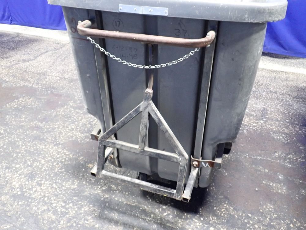 Rubbermaid 1 Cu Yd / 750 Lbs Plastic Tilt Cart