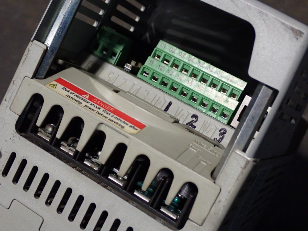 Allen Bradley 2hp Ac Drive - 22b-d4p0n104