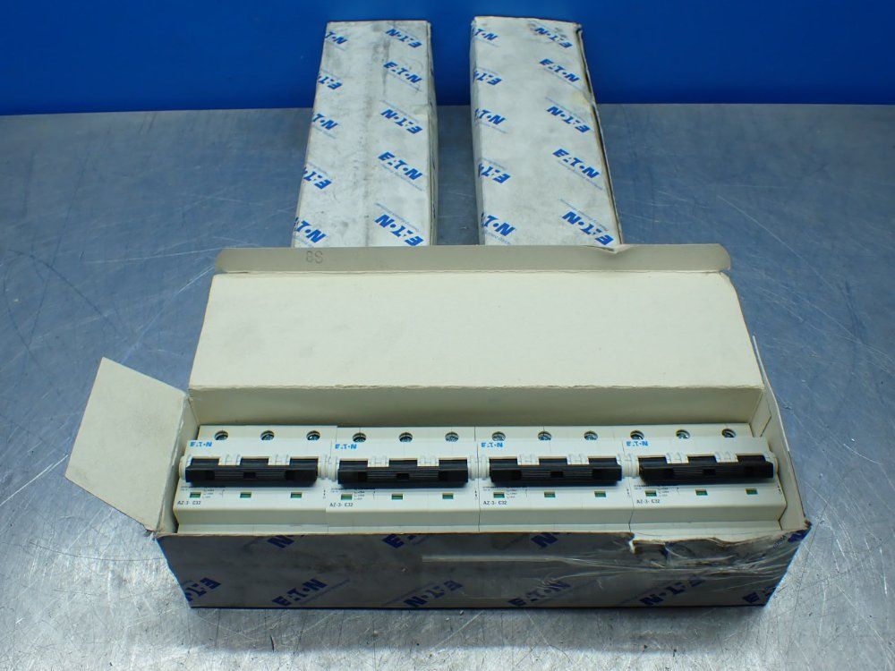 Eaton 12 Miniature Circuit Breakers. - Az-3-c32