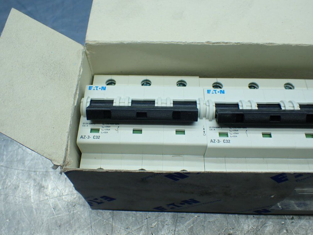 Eaton 12 Miniature Circuit Breakers. - Az-3-c32