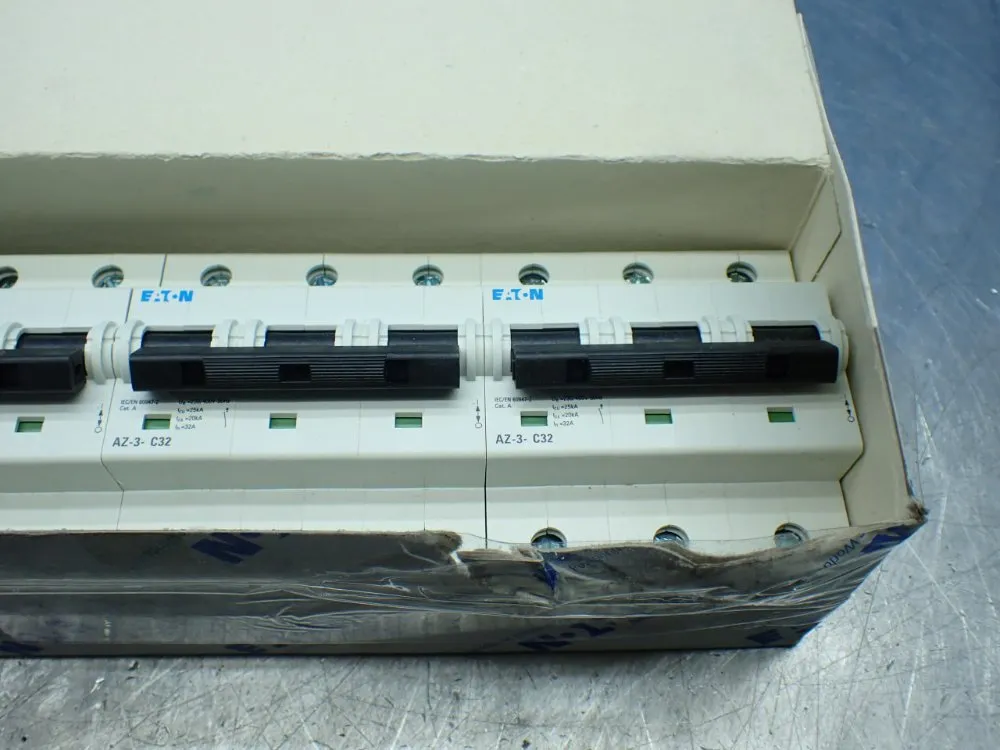 Eaton 12 Miniature Circuit Breakers. - Az-3-c32