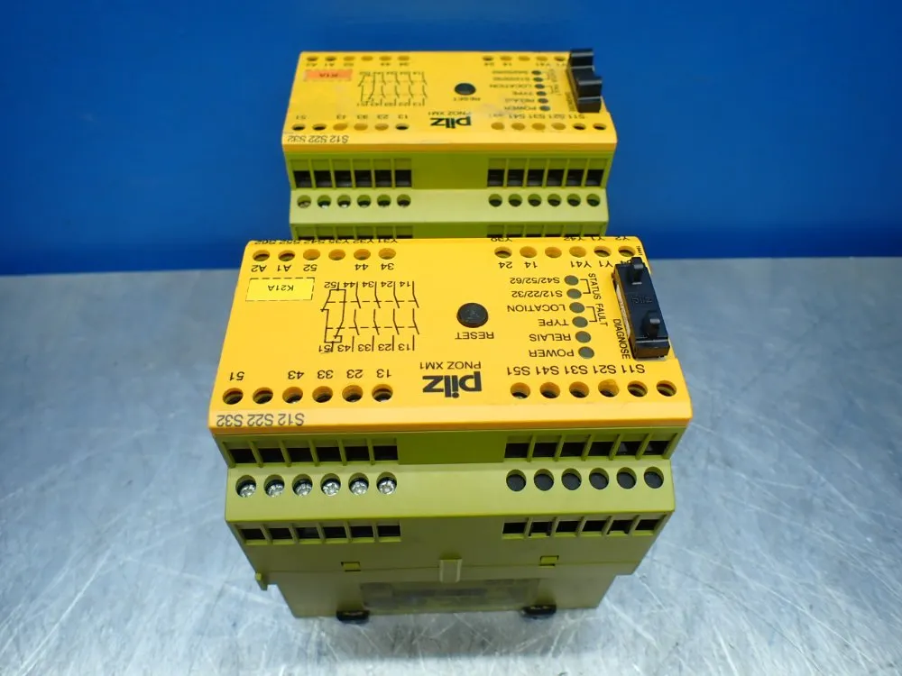 Pilz 2 Safety Relays. Pnoz Xm1 24vdc 4s 10 2h - 774600