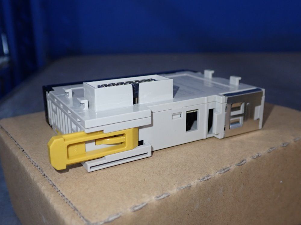 Omron Output Unit - Cj1w-0d231