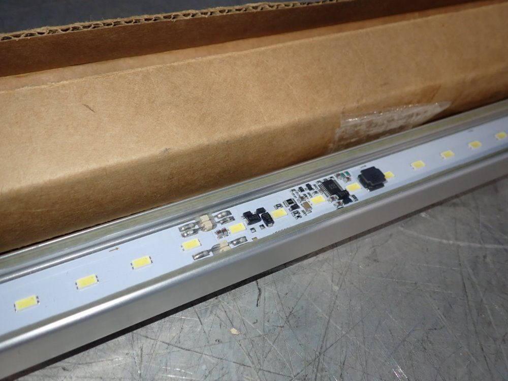 Banner 22 1/4" Low Voltage Luminaire - Wls28-2xw570xpwmq