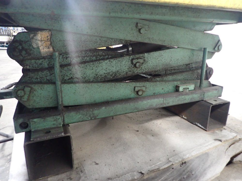 American Mfg Scissor Lift Table