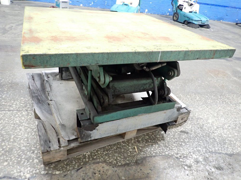 American Mfg Scissor Lift Table