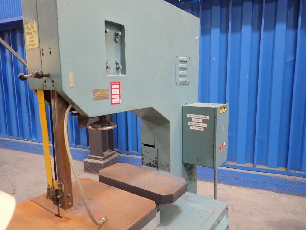 Peerless 24" Vertical Band Saw - Dcm-6