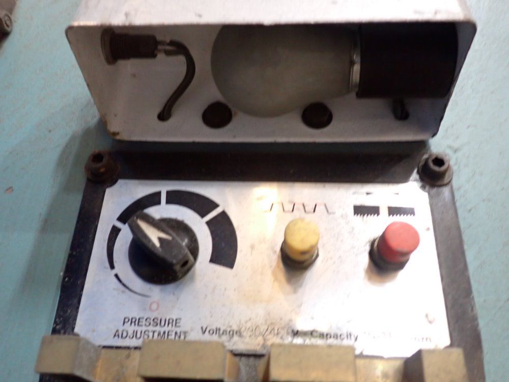 Peerless 24" Vertical Band Saw - Dcm-6