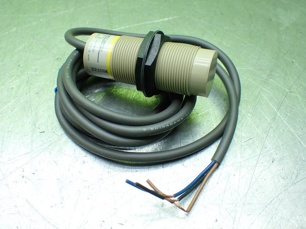 Omron Cylindrical Capacitive Proximity Sensor - E2k-x15me1