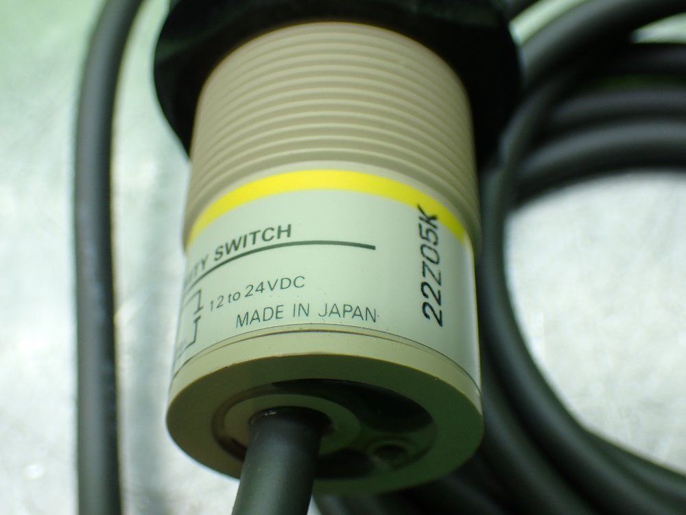 Omron Cylindrical Capacitive Proximity Sensor - E2k-x15me1