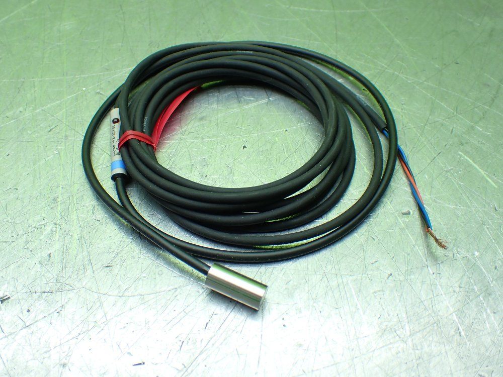 Keyence 3-wire Proximity Sensor. - Em-080