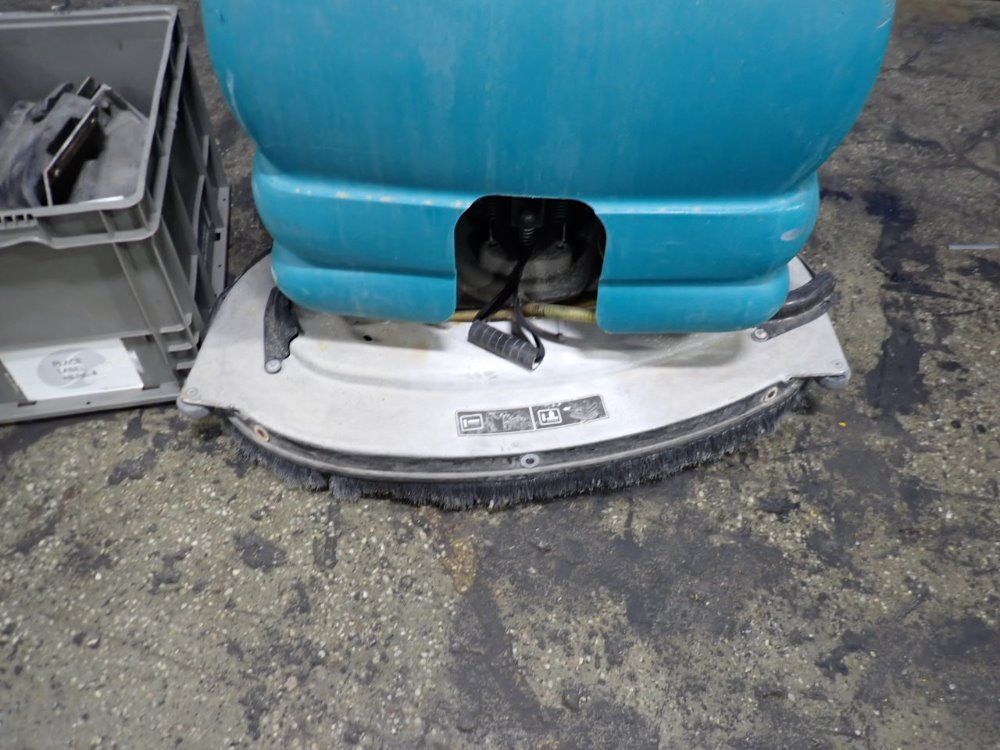 Tennant 36" Floor Scrubber - 5680