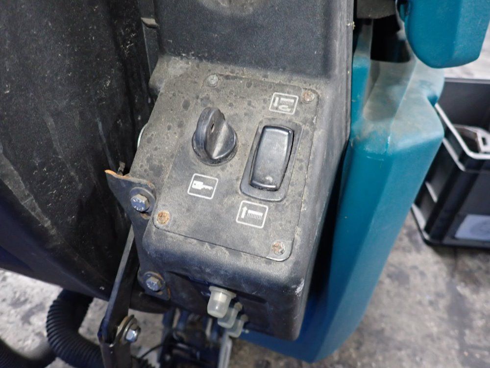 Tennant 36" Floor Scrubber - 5680