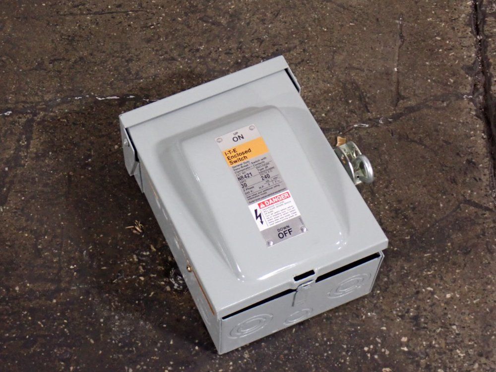 Siemens 30 Amps Enclosed Switch - Nr-421