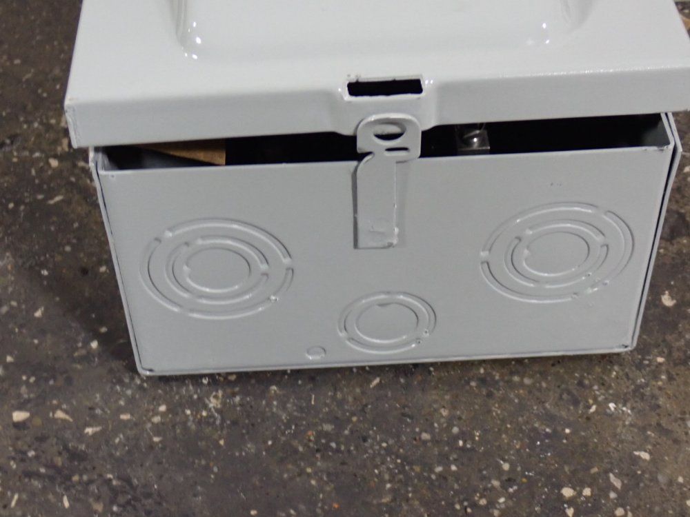 Siemens 30 Amps Enclosed Switch - Nr-421