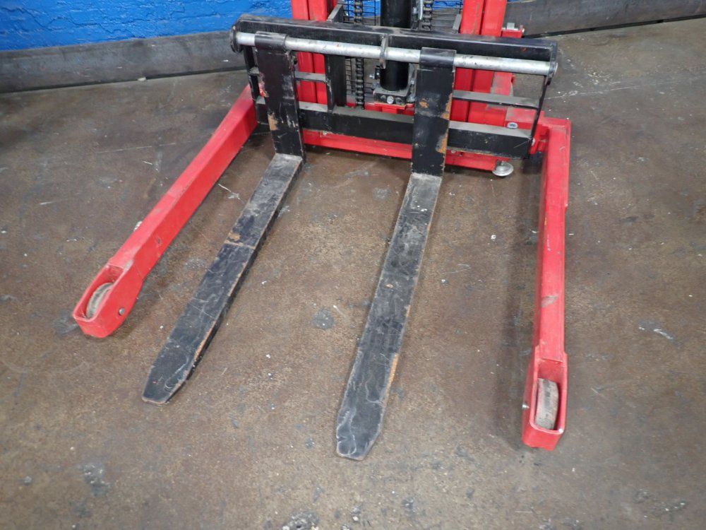 Dayton 2000 Lbs Manual Straddle Lift - 4vmf1