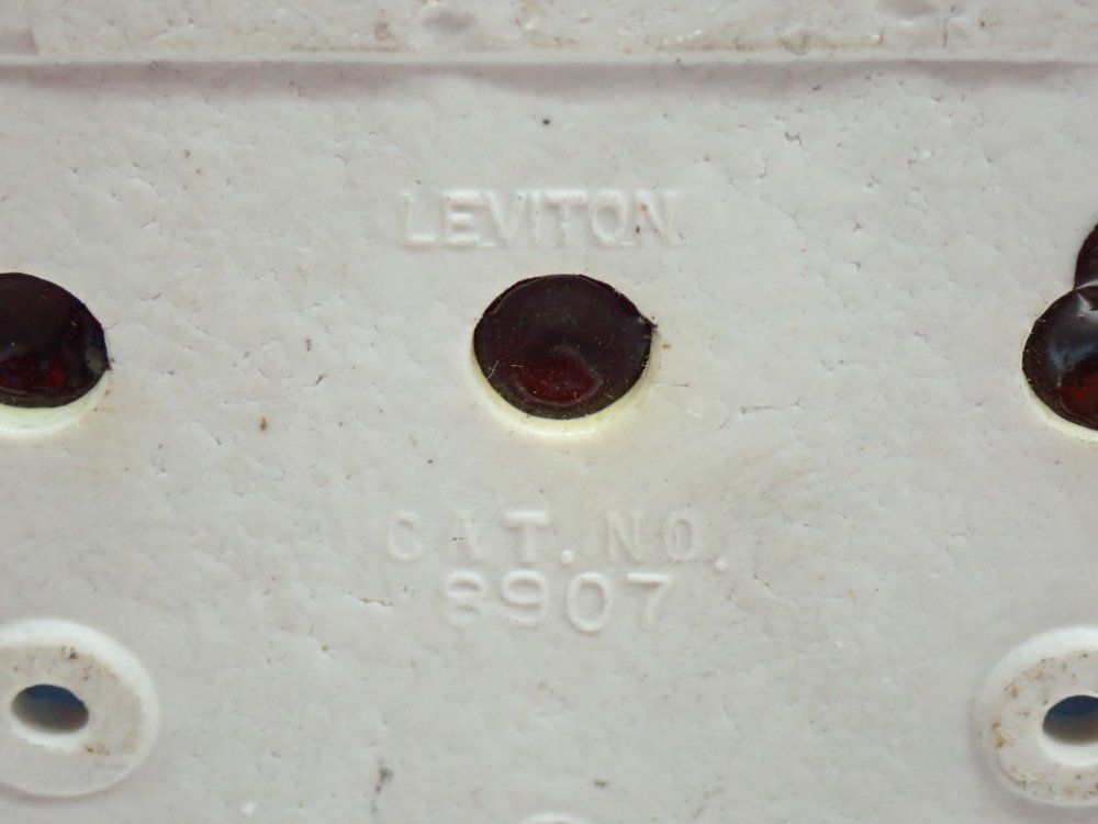 Leviton Ceramic Fuse Holder - 8907