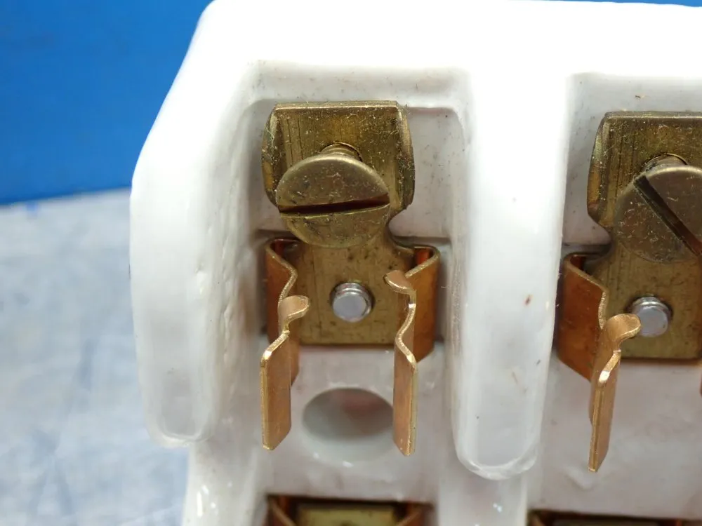 Leviton Ceramic Fuse Holder - 8906