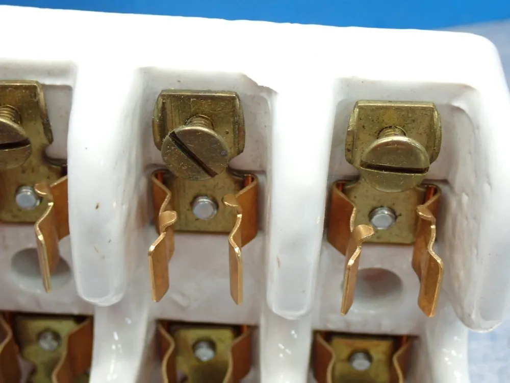 Leviton Ceramic Fuse Holder - 8906
