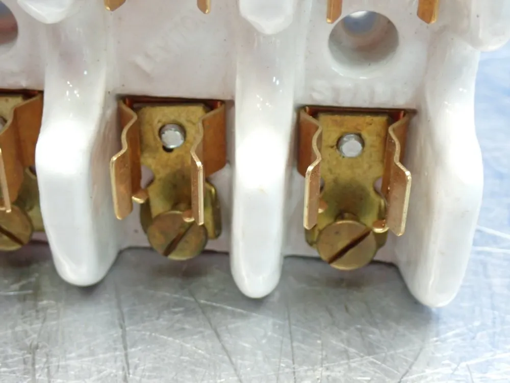 Leviton Ceramic Fuse Holder - 8906
