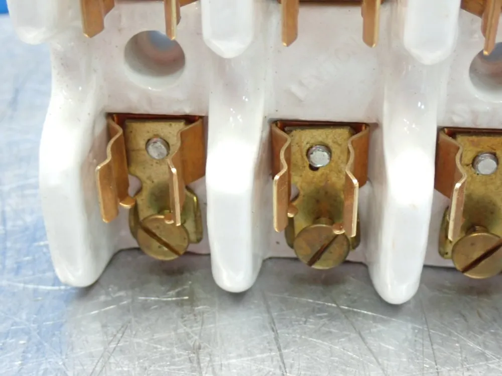 Leviton Ceramic Fuse Holder - 8906
