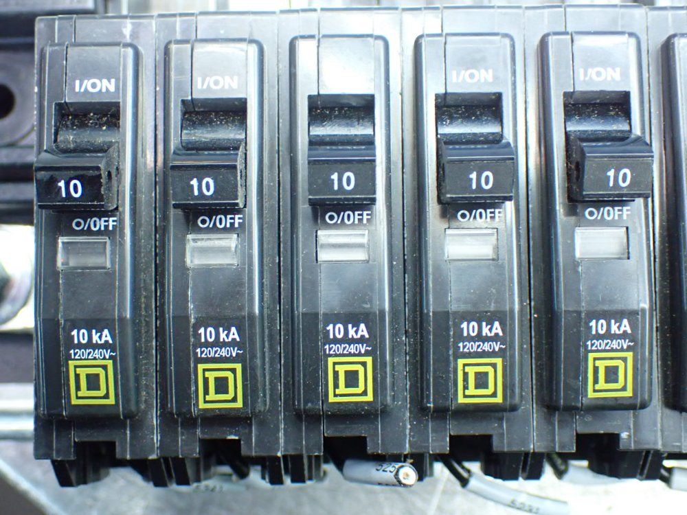 Square D Circuit Breaker Panel Board W/breakers - Nqm810m1csb8