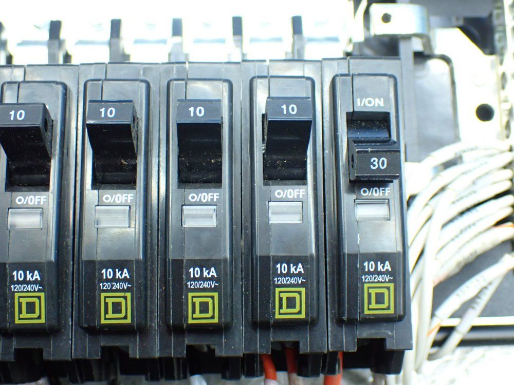 Square D Circuit Breaker Panel Board W/breakers - Nqm810m1csb8